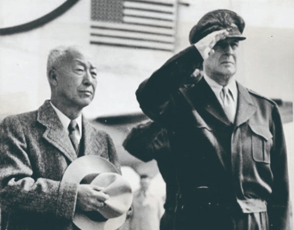 맥아더 장군(오른쪽)과 함께 한 이승만 대통령