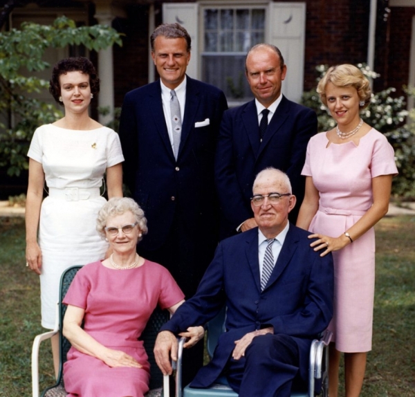 1962년 그레이엄 가족(위에서 오른쪽으로): 언니 케서린 그레이엄, 큰오빠 비릴 그레이엄, Billy Graham, 둘째오빠 멜빈 그레이엄, 진 그레이엄, 엄마와 아빠((앉은 자세).