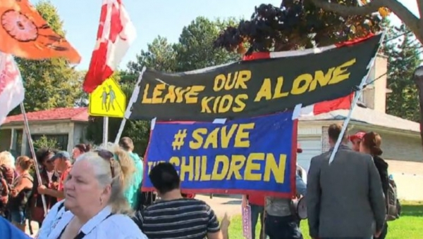 캐나다 전역의 도시에서 수천 명의 부모들이 공립학교의 성소수자(LGBTQ) 세뇌와 성적 대상화로부터 자녀를 보호하고자 ‘어린이를 위한 100만 행진”에 동참했다.