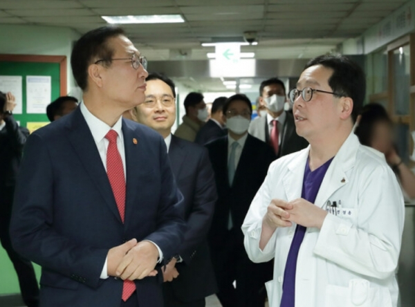 박성재 범무부 장관(왼쪽)이 인천참사랑병원을 방문해 천영훈 병원장의 설명을 듣고 있다.      ©법무부 제공